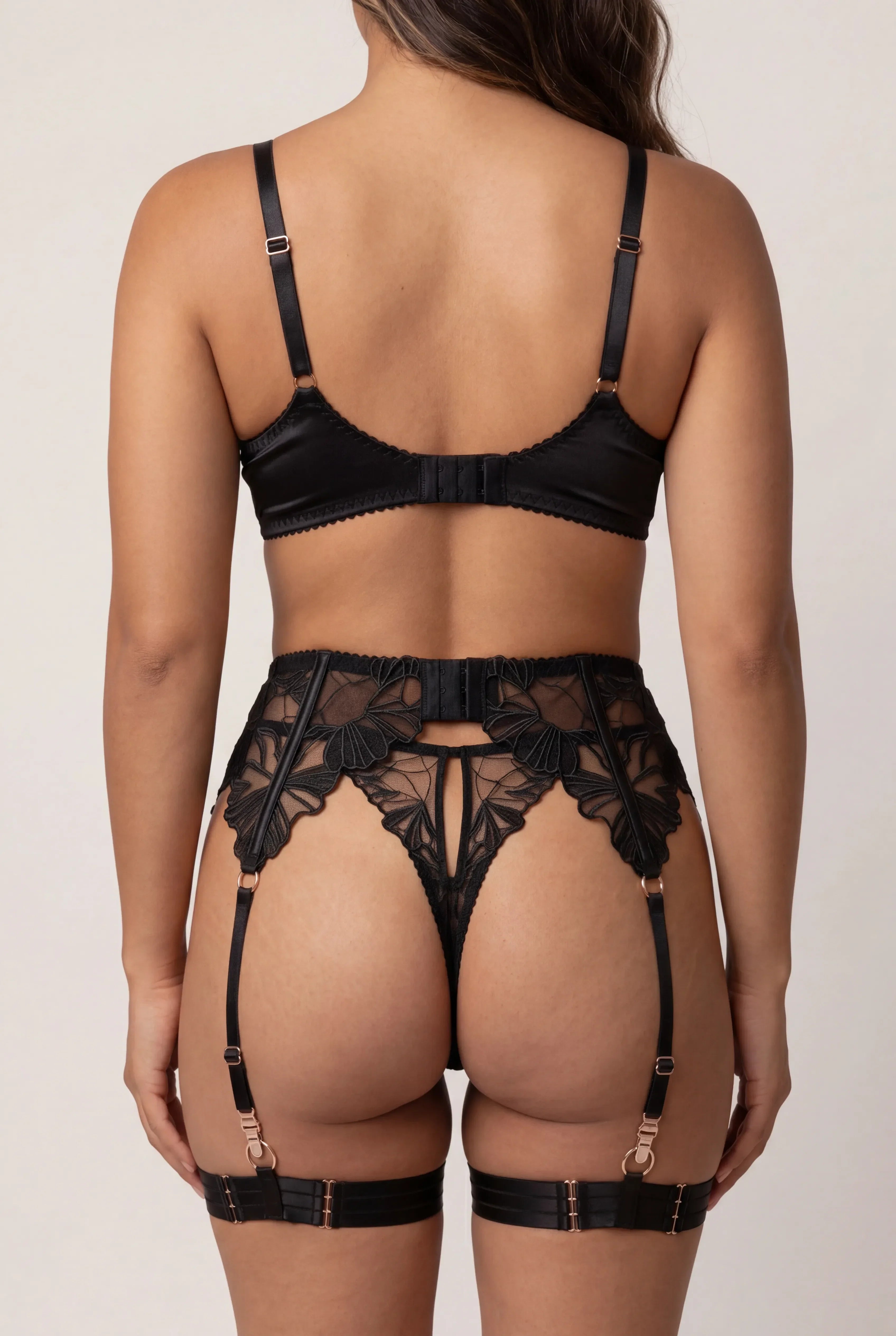 Ensemble Lingerie Pour Femme Quatre Pi Ces Avec Tours De Cuisse Et Gants Flame Noir