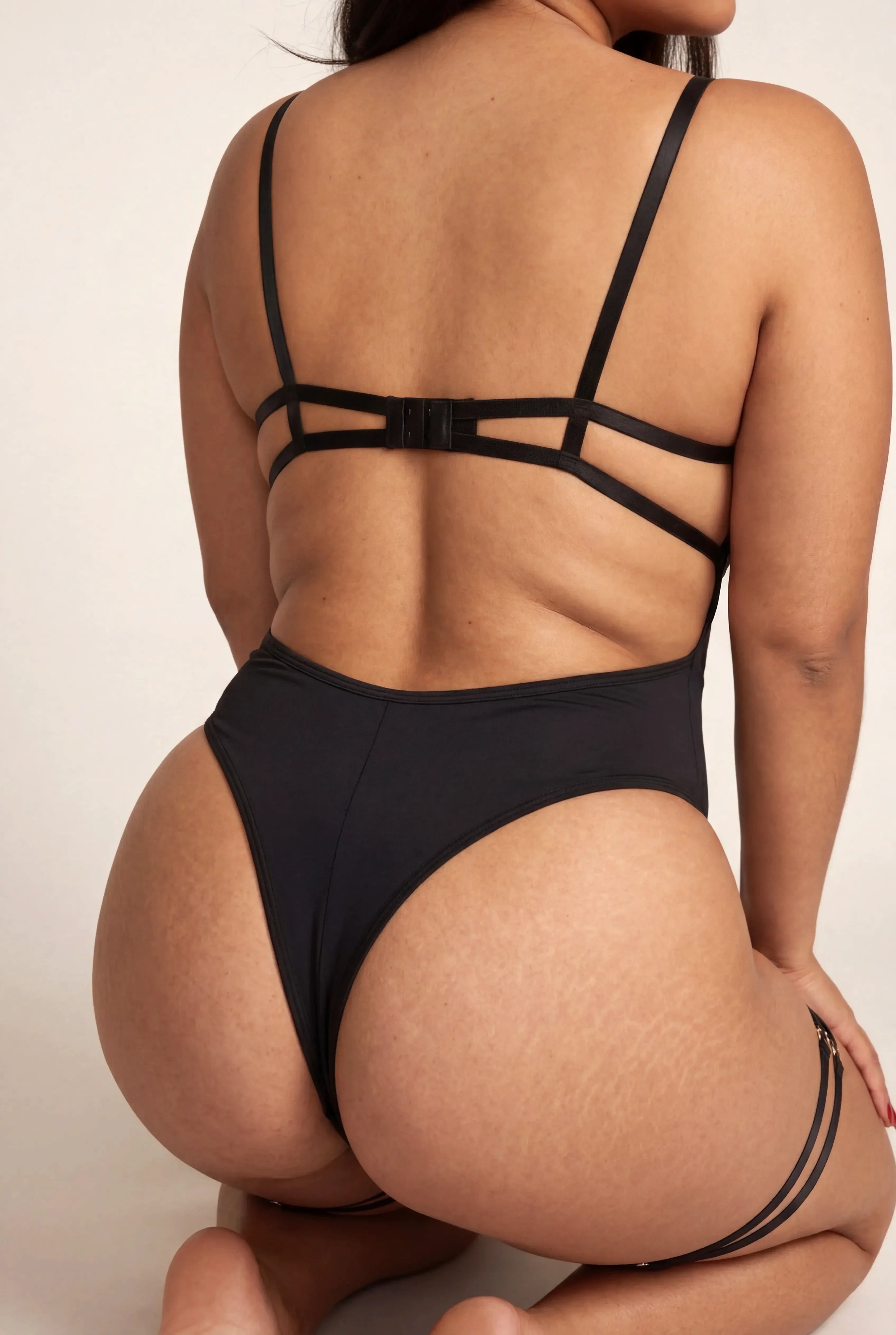 Body Avec Tour De Cuisses Noir Sauvage - NAKED Underwear - Mannequin debout dos