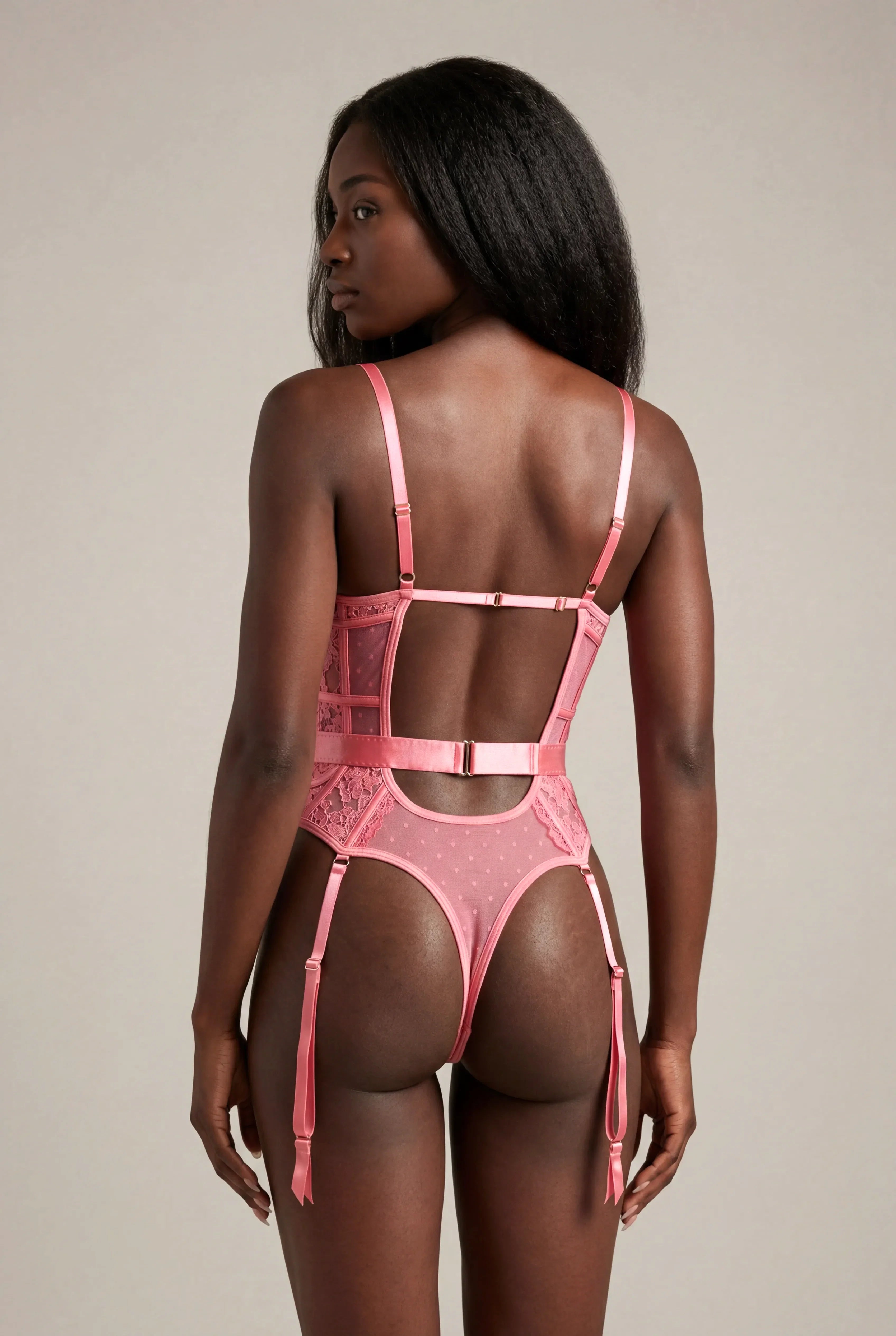 Body en dentelle avec tour de cuisses - AUDACE Rose - NAKED Underwear - Mannequin debout dos