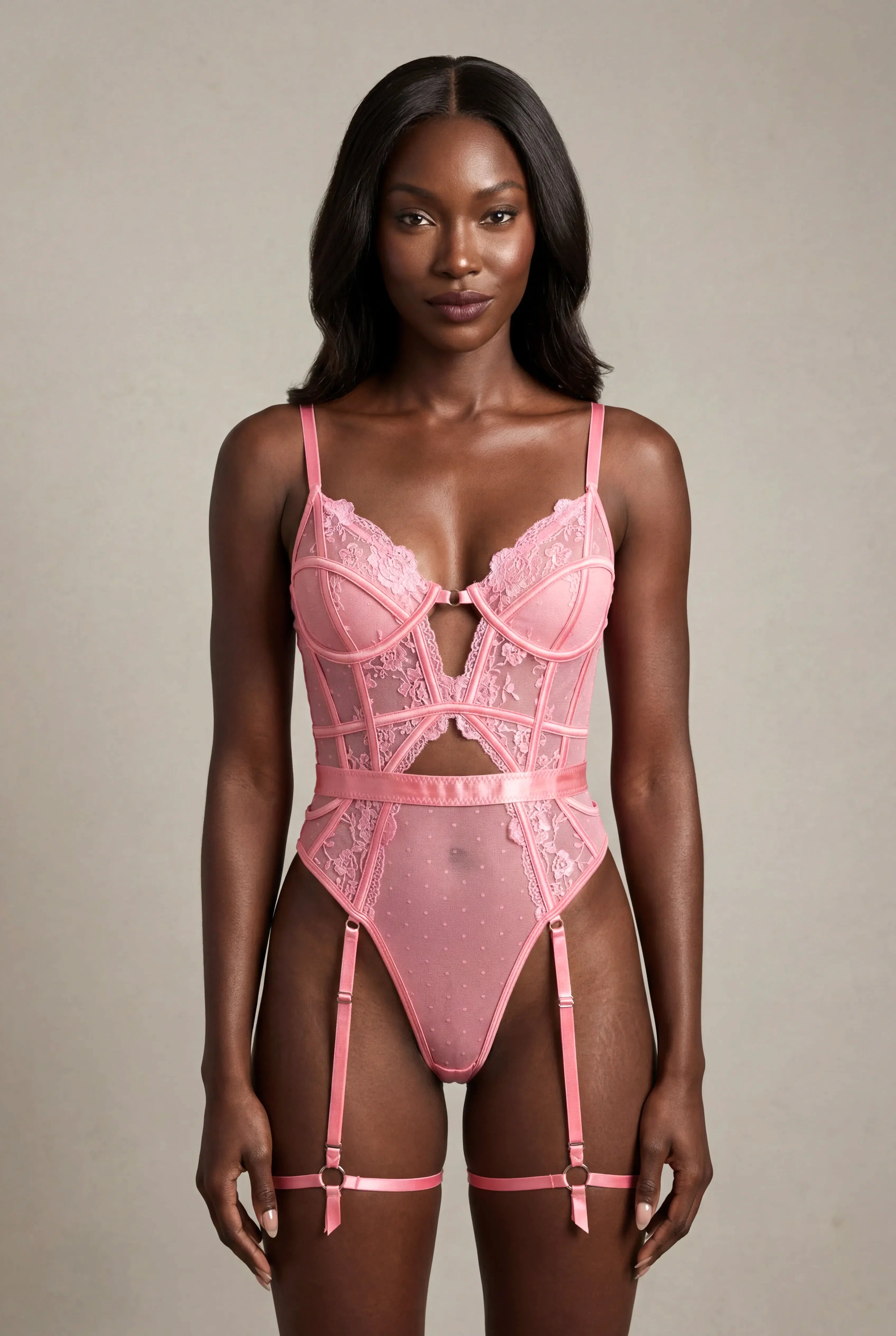 Body en dentelle avec tour de cuisses - AUDACE Rose - NAKED Underwear - Mannequin debout face