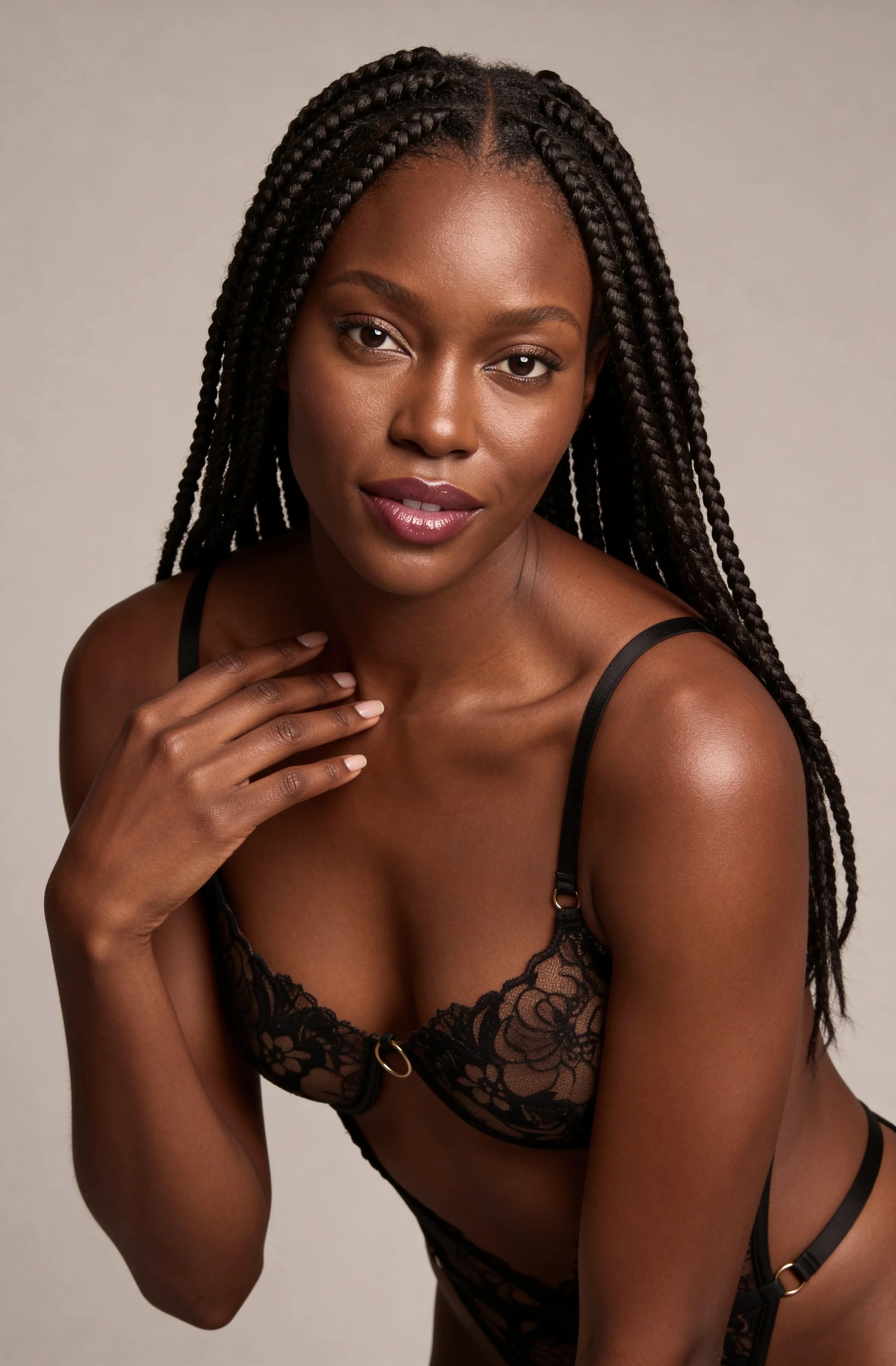 Body pour femme en dentelle - CASEY - NAKED Underwear - Pose créative face visible