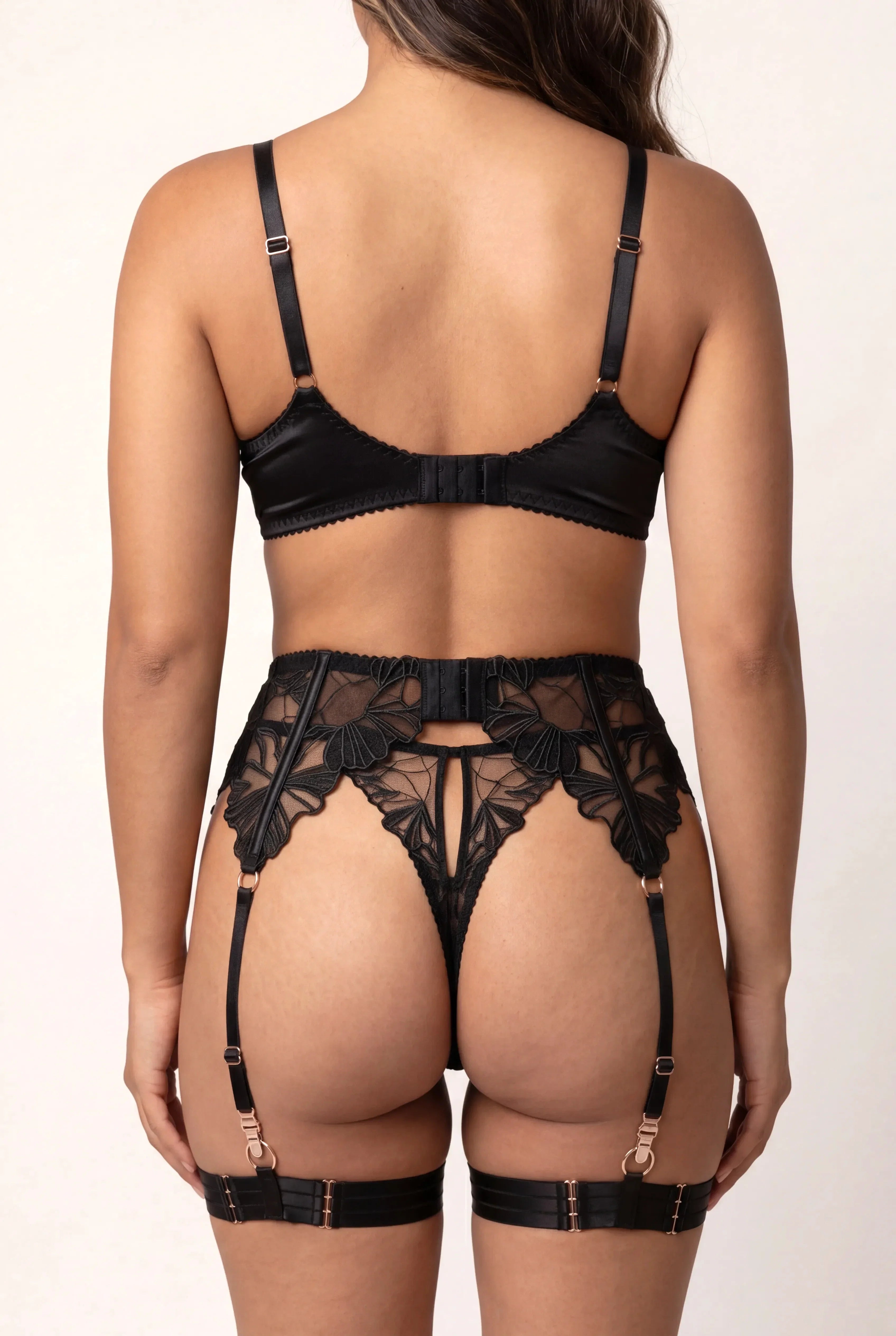 Ensemble Lingerie Pour Femme Quatre Pi Ces Avec Tours De Cuisse Et Gants Flame Noir - NAKED Underwear - Close-up produit dos