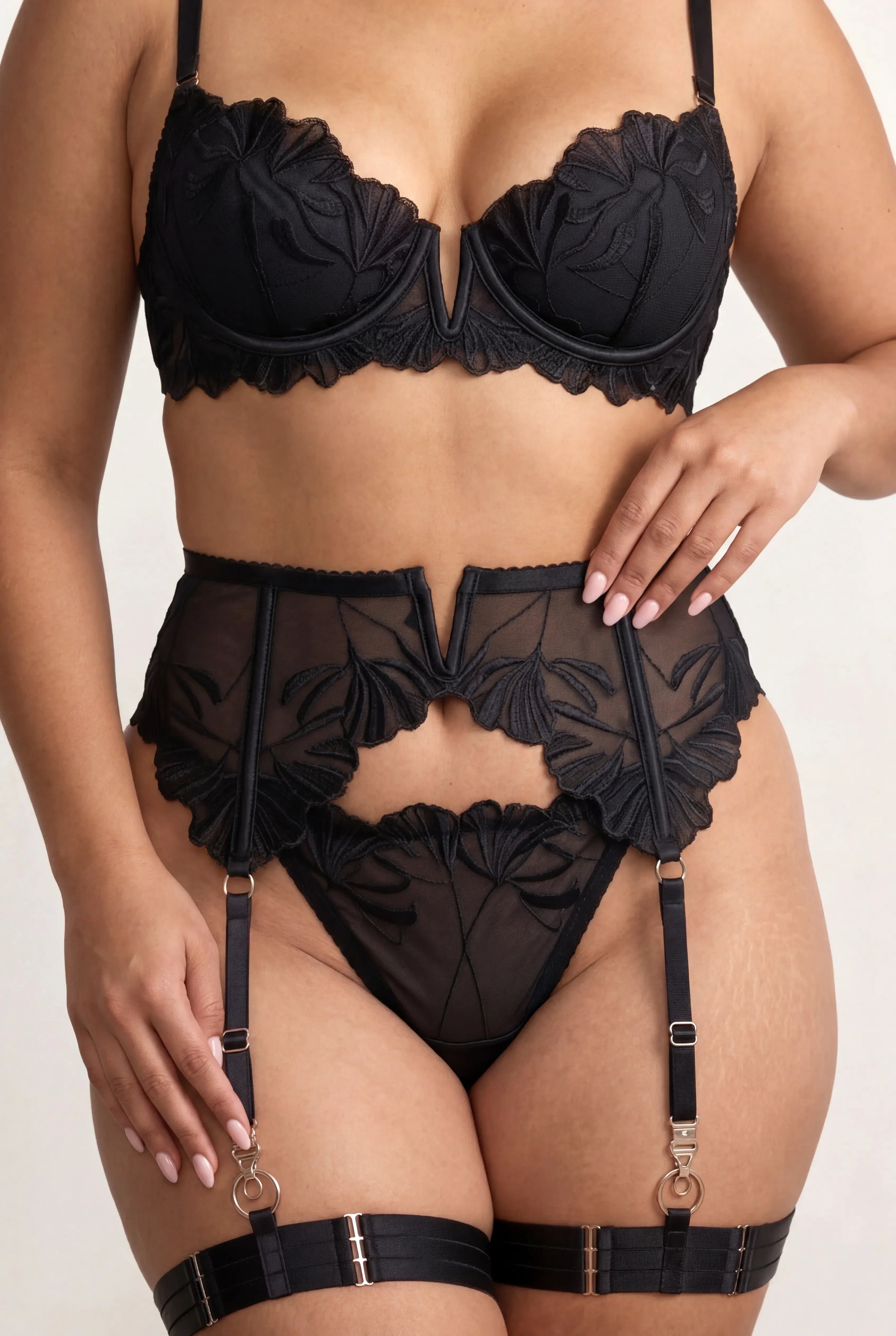 Ensemble Lingerie Pour Femme Quatre Pi Ces Avec Tours De Cuisse Et Gants Flame Noir - NAKED Underwear - Détail produit face