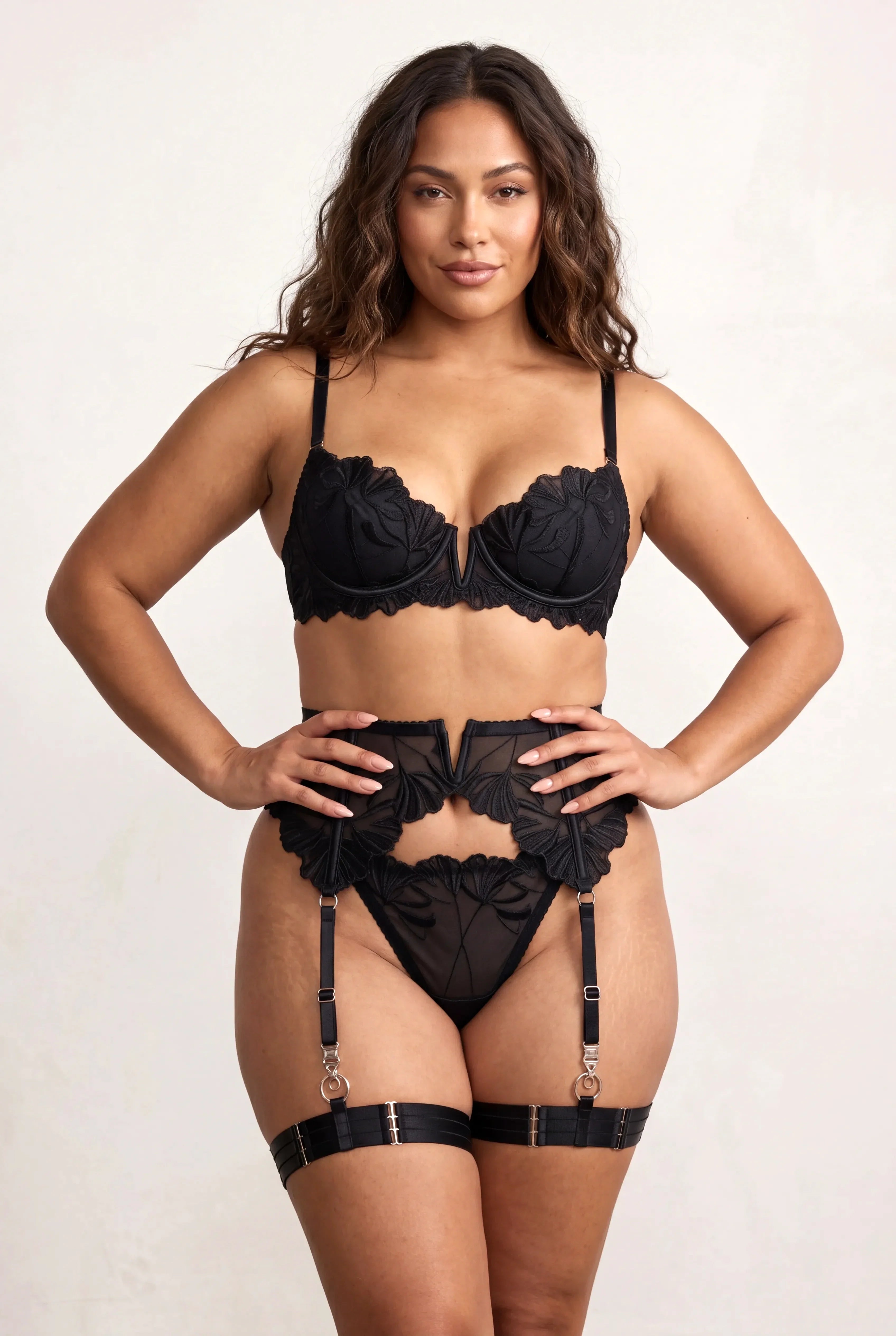Ensemble Lingerie Pour Femme Quatre Pi Ces Avec Tours De Cuisse Et Gants Flame Noir - NAKED Underwear - Mannequin debout face