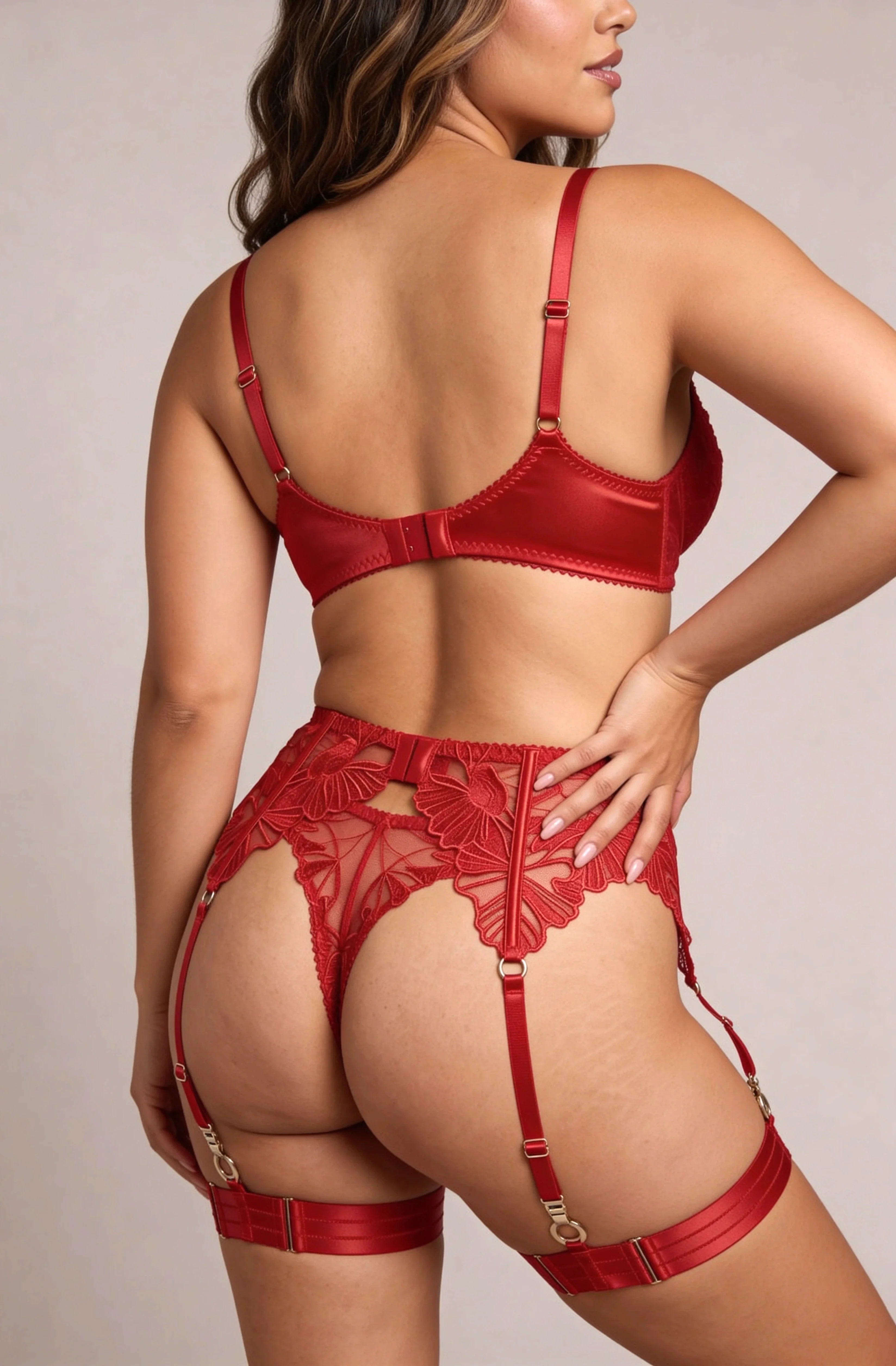 Ensemble Lingerie Pour Femme Quatre Pi Ces Avec Tours De Cuisse Et Gants Flame Rouge - NAKED Underwear - Close-up produit dos